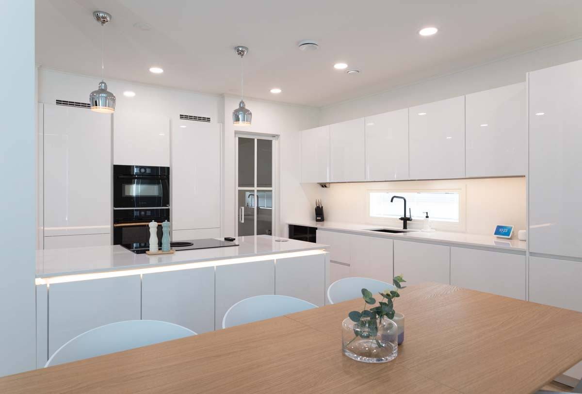 En iluminación, las superficies blancas brillantes aumentan la cantidad de luz en un espacio. LedStore.fi